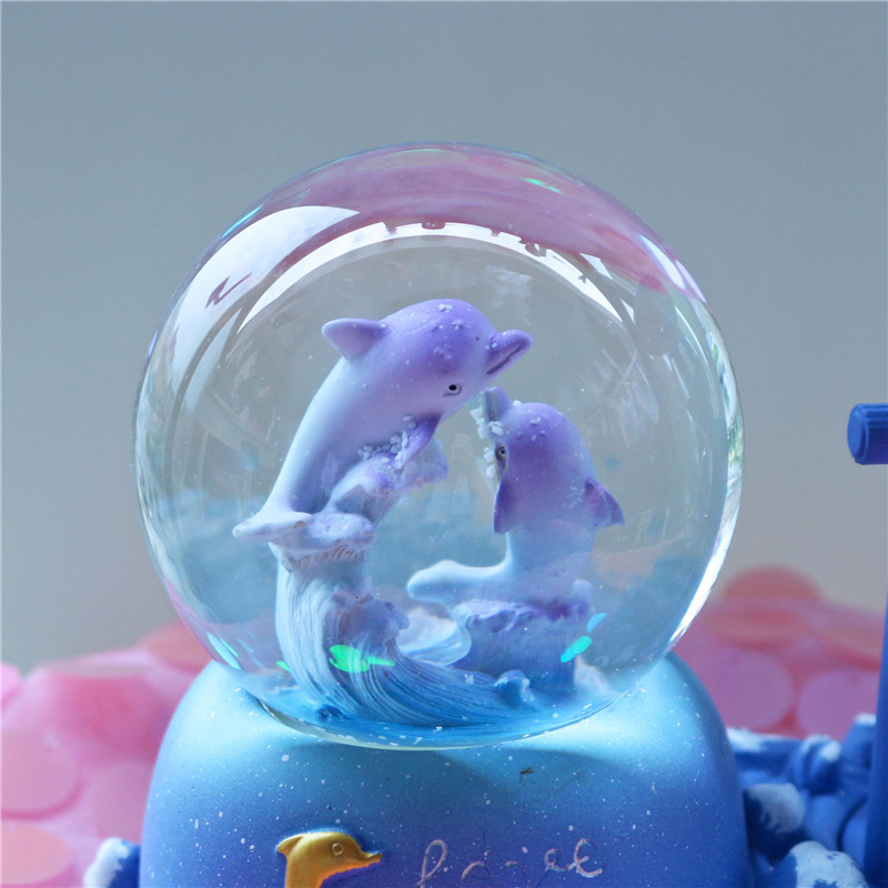 Snow Globe Musical - صندوق موسيقى على شكل كرة كريستالية