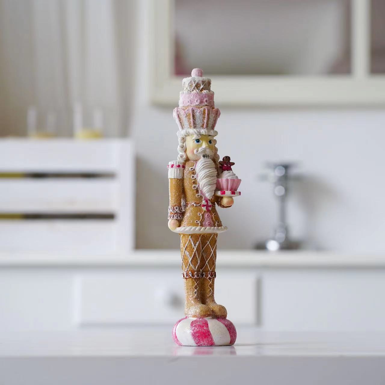 دمية جندي كسارة البندق الوردية - مراجعة Nutcracker Figurine وسعره